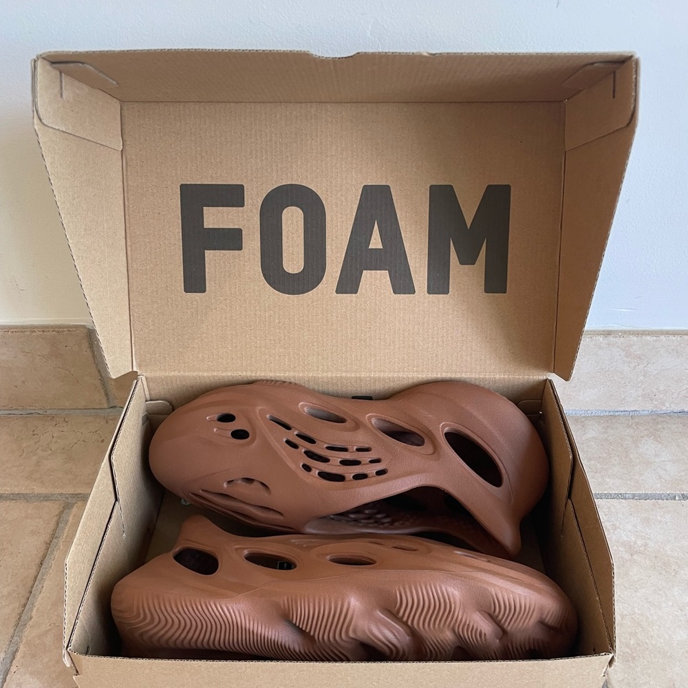 Men’s Size 9 Adidas Yeezy Foam RNR Clay Red